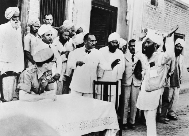 Lord-Mountbatten-Talking-With-Indian-Leaders-1947-1948.jpg